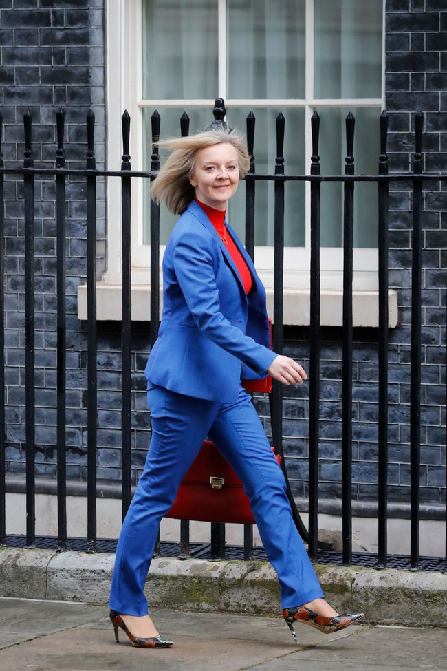 Liz Truss memulai karier politiknya pada era 1990-an sebelum akhirnya menjadi perempuan ketiga yang terpilih sebagai perdana menteri dalam sejarah Inggris setelah Margaret Thatcher dan Theresa May. Berkecimpung di bidang yang didominasi para pria dan cenderung kaku tak menghalangi perempuan yang bernama lengkap Mary Elizabeth Truss ini untuk mengekspresikan diri lewat fashion. (Foto: AFP via Getty Images/TOLGA AKMEN)