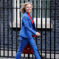 Liz Truss memulai karier politiknya pada era 1990-an sebelum akhirnya menjadi perempuan ketiga yang terpilih sebagai perdana menteri dalam sejarah Inggris setelah Margaret Thatcher dan Theresa May. Berkecimpung di bidang yang didominasi para pria dan cenderung kaku tak menghalangi perempuan yang bernama lengkap Mary Elizabeth Truss ini untuk mengekspresikan diri lewat fashion. (Foto: AFP via Getty Images/TOLGA AKMEN)