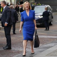 Busana keluaran Karen Millen mendominasi lemari baju Liz Truss. Salah satunya Forever Dress seharga 175 pound sterling atau Rp 3 juta yang membungkus tubuh Liz saat debat bersama lawan politiknya, Rishi Sunak, menjelang pemilihan PM Inggris. Kate Middleton pernah terlihat pula memakai gaun serupa dari lebal yang sama. (Foto: Instagram/@russelltdavies63)