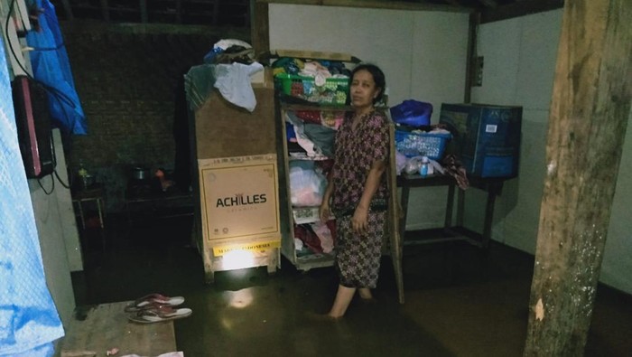 Genangan air banjir di RT 003/RW 013 Lingkungan Kedungringin Kelurahan Giripurwo Kecamatan Wonogiri Kota, Jumat (21/10/2022) malam.