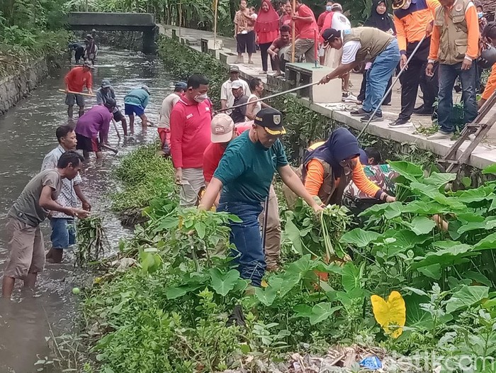 Gerakan bersih sungai di Desa Jimbung, Kecamatan Kalikotes, Jumat (21/10/2022).