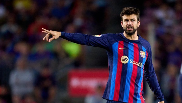 BARCELONA, SPAIN - OCTOBER 20: Gerard Pique of FC Barcelona gives instructions during the LaLiga Santander match between FC Barcelona and Villarreal CF at Spotify Camp Nou on October 20, 2022 in Barcelona, Spain. (Photo by Alex Caparros/Getty Images)
