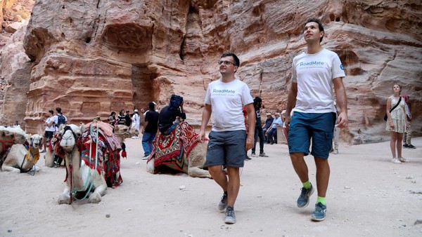 Gabriel Martin dan Mehdi Balamissa saat mengunjungi situs perbendaharaan di kota kuno Petra, Yordania di sela perjalanannya menuju Qatar.