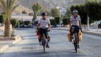 Mehdi Balamissa dan Gabriel Martin menempuh jarak 120 km sehari. Mereka tiba di Yordania, Senin, (17/10/2022), dan selanjutnya akan melintasi Arab Saudi sebelum mencapai Doha.