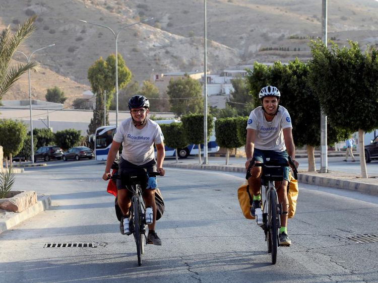 Gokil! Dua Pria Ini Gowes dari Prancis ke Qatar Demi Nonton Piala Dunia
