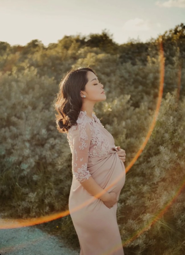 Mengenakan dress berwarna nude dan riasan natural, pesona bumil Gracia Indri kian terpancar. Rambut pendeknya tampak dibiarkan terturai dan dikeriting gantung. Foto: Instagram/@graciaz14