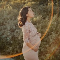 Mengenakan dress berwarna nude dan riasan natural, pesona bumil Gracia Indri kian terpancar. Rambut pendeknya tampak dibiarkan terturai dan dikeriting gantung. Foto: Instagram/@graciaz14