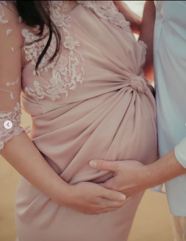 Baby bump di perut Gracia pun sudah semakin besar dan jelas terlihat. Sebelumnya di unggahan Instagramnya pada 29 Agustus Gracia menulis jika kala itu usia kandungannya sudah mau memasuki usia 7 bulan. Foto: Instagram/@graciaz14