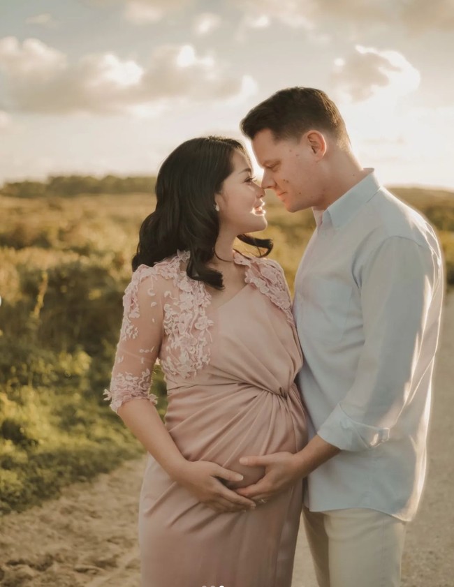 Gracia dan sang suami terlihat memamerkan momen mesra dan kompak mereka dalam pemotretan maternity tersebut. Hanya dalam hitungan minggu, keduanya akan resmi menjadi ayah dan ibu bagi anak pertama mereka. Foto: Instagram/@graciaz14