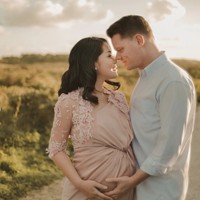 Gracia dan sang suami terlihat memamerkan momen mesra dan kompak mereka dalam pemotretan maternity tersebut. Hanya dalam hitungan minggu, keduanya akan resmi menjadi ayah dan ibu bagi anak pertama mereka. Foto: Instagram/@graciaz14