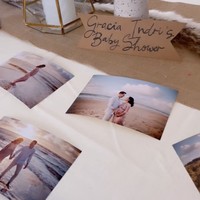 Sebelumnya Gracia Indri sendiri tampak mendapatkan kejutan baby shower dari orang-orang terdekatnya. Acara tersebut di desain sedemikian rupa. Terdapat foto-foto maternity Gracia bersama sang suami yang sudah tercetak. Foto: Instagram/@graciaz14