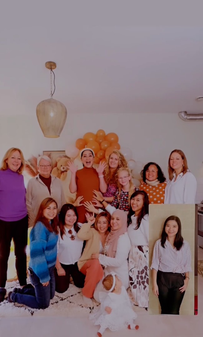 Mendapat kejutan baby shower dari para kerabatnya yang berada di Belanda tentu membuat Gracia Indri begitu senang. Ekspresi bahagia pun jelas tergambar di wajah Gracia Indri. Foto: Instagram/@graciaz14