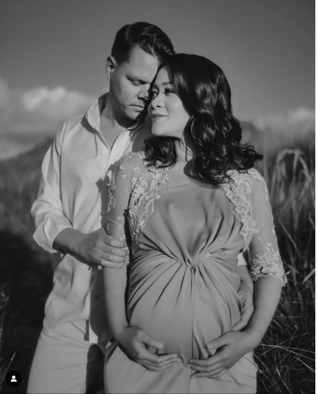Gracia Indri saat ini diketahui tengah hamil anak pertama dengan suaminya, Jeffry. Menjelang proses persalinan yang tinggal beberapa minggu lagi, Gracia Indri tampak melakukan pemotretan maternity di Belanda bersama sang suami. Foto: Instagram/@graciaz14