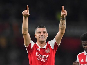 Tumben-tumbenan Kaki Kanan Xhaka Bikin Gol