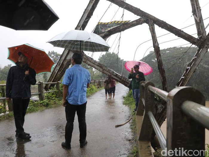 Gubernur Jawa Tengah Ganjar Pranowo meninjau menara gantung Jembatan Juwero Kendal yang miring kena banjir, Jumat (21/10/2022).