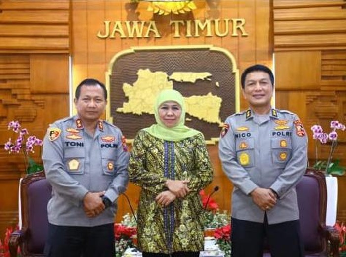 Gubernur Khofifah Indar Parawansa bersama Irjen Nico Afinta dan Irjen Toni Harmanto