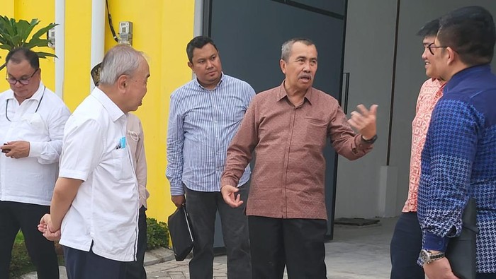 Gubernur Riau Syamsuar saat mengunjungi kawasan industri halal di Sidoarjo, Jawa Timur.