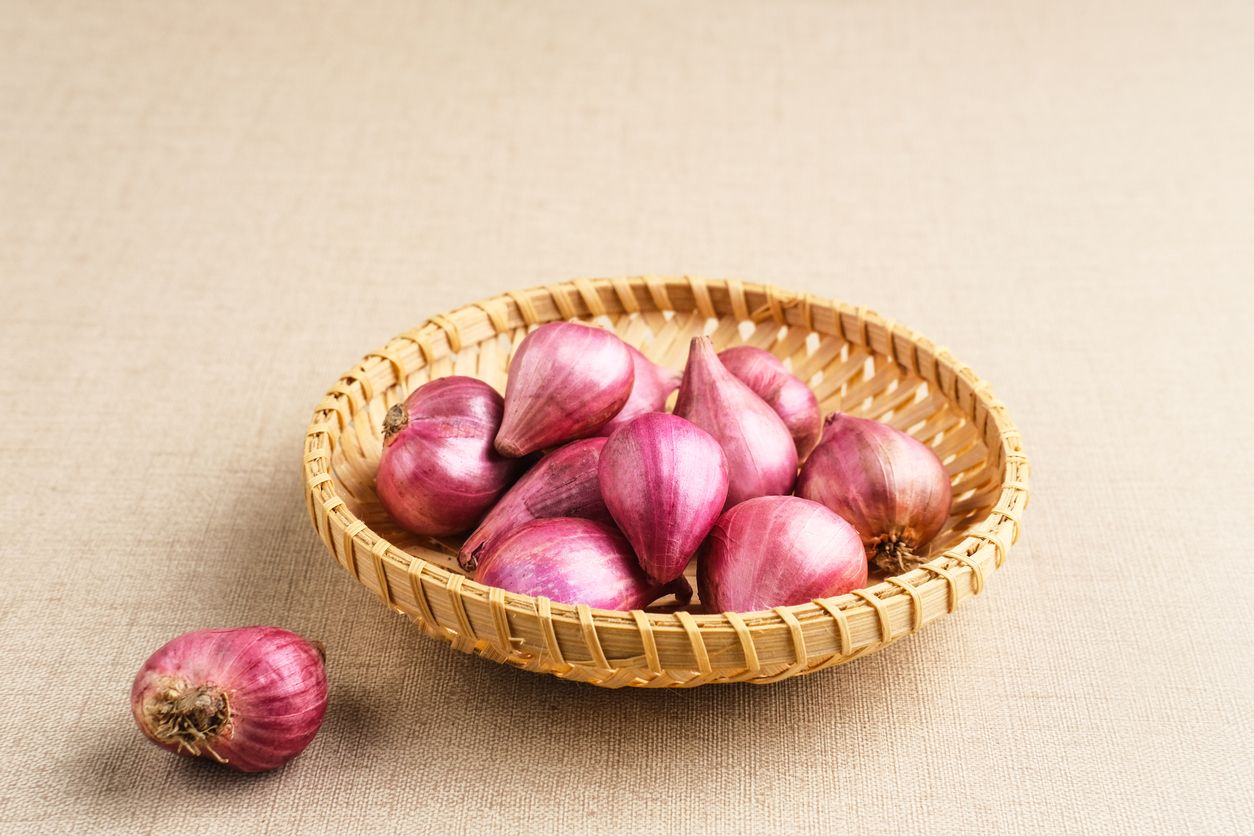 Fresh purple shallots, close up.