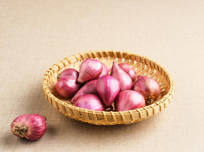 Fresh purple shallots, close up.