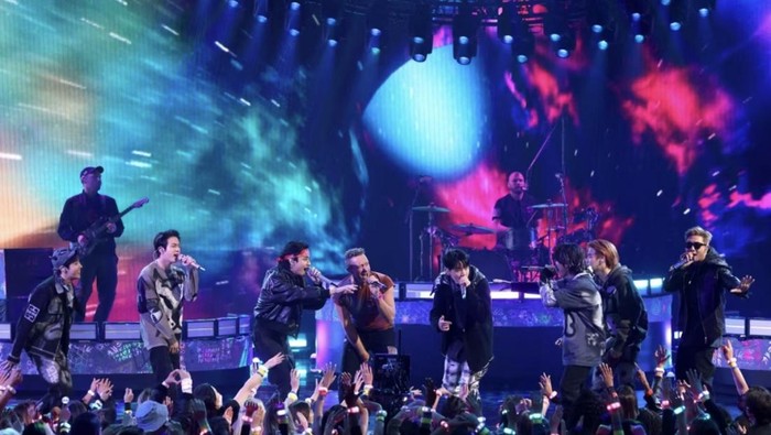 Ilustrasi konser Coldplay dan Jin BTS.