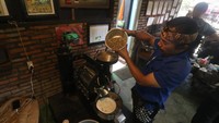 Pengelola menggiling biji kopi luwak untuk dijadikan kopi bubuk.