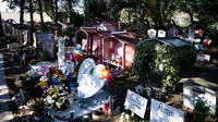 Penampakan kuburan yang didekorasi di pemakaman hewan peliharaan Casa Rosa di Roma. Sebidang tanah kecil pemakaman Casa Rosa ini telah menjadi tempat peristirahatan bagi sisa-sisa hewan peliharaan, termasuk anjing, kucing, kelinci, burung merpati, bebek, burung pipit, burung beo, kuda, hamster, bahkan singa betina selama hampir 100 tahun.