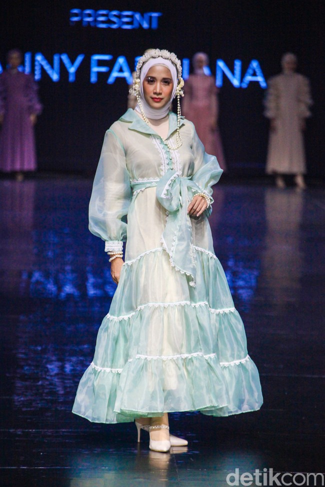 Gelaran Jakarta Muslim Fashion Week (JMFW) 2023 secara resmi dibuka oleh Wakil Presiden Republik Indonesia Maruf Amin (20/10/2022), di Indonesia Convention Exhibition (ICE) BSD, Tangerang, Banten di sela gelaran Trade Expo Indonesia (TEI). JMFW mulai dilaksanakan mulai tanggal 20 sampai 22 Oktober 2022. JMFW tahun ini mengusung tema “From Local Wisdom to Global Inspiration”, JMFW 2023. Foto: Andhika Prasetia/ Detikcom