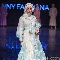 Gelaran Jakarta Muslim Fashion Week (JMFW) 2023 secara resmi dibuka oleh Wakil Presiden Republik Indonesia Maruf Amin (20/10/2022), di Indonesia Convention Exhibition (ICE) BSD, Tangerang, Banten di sela gelaran Trade Expo Indonesia (TEI). JMFW mulai dilaksanakan mulai tanggal 20 sampai 22 Oktober 2022. JMFW tahun ini mengusung tema “From Local Wisdom to Global Inspiration”, JMFW 2023. Foto: Andhika Prasetia/ Detikcom