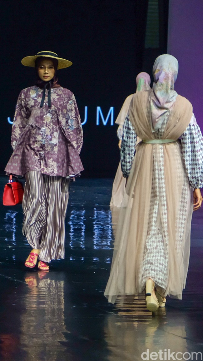 Koleksi Buttonscarves memberikan kesan klasik dengan detail puff sleeves, pleated, hingga smoocked. Buttonscarves juga menghadirkan koleksi aksesori seperti tas, belt, hijab hingga sepatu. Foto: Andhika Prasetia/ Detikcom