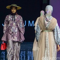 Koleksi Buttonscarves memberikan kesan klasik dengan detail puff sleeves, pleated, hingga smoocked. Buttonscarves juga menghadirkan koleksi aksesori seperti tas, belt, hijab hingga sepatu. Foto: Andhika Prasetia/ Detikcom