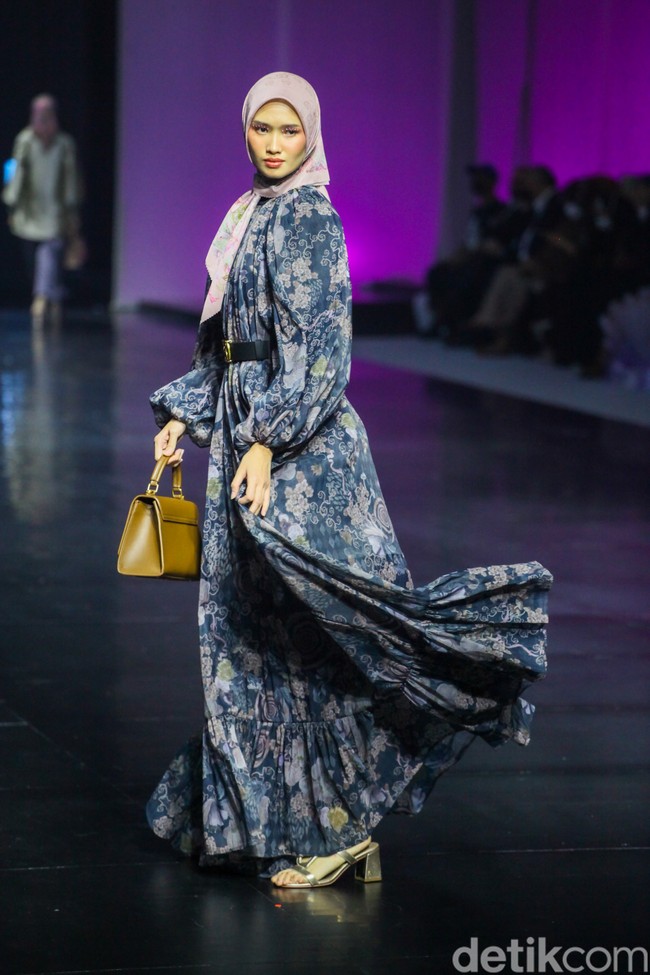 Rangkaian fashion show pada hari pertama ini menampilkan parade karya dari Saba, Joeara, Reborn29, Dressed Up, Adahmode by Dila, Batik Langgam, Kiciks Muslimah, Yumna Shiba, Nadheera Luxury. Kemudian koleksi dari Esteen, Nibras, Vivi Zubedi, Nada Puspita, Ozzy Batik, dan Gistex presents Aden Hijab, Geulis, Kami., Opie Ovie, dan KursienKarzai. Foto: Andhika Prasetia/ Detikcom
