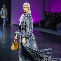 Rangkaian fashion show pada hari pertama ini menampilkan parade karya dari Saba, Joeara, Reborn29, Dressed Up, Adahmode by Dila, Batik Langgam, Kiciks Muslimah, Yumna Shiba, Nadheera Luxury. Kemudian koleksi dari Esteen, Nibras, Vivi Zubedi, Nada Puspita, Ozzy Batik, dan Gistex presents Aden Hijab, Geulis, Kami., Opie Ovie, dan KursienKarzai. Foto: Andhika Prasetia/ Detikcom