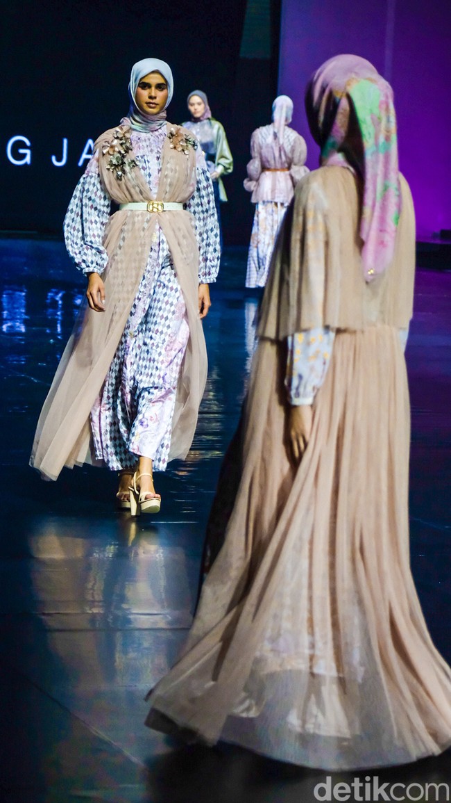 Buttonscarves berkolaborasi dengan Benang Jarum mempersembahkan koleksi The Wonderland pada gelatan JMFW 2023 yang terinspirasi dari film Disney yang berjudul Aice in The Wonderland. Koleksi ini menggunakan kombinasi bold dan memakai bahan satin, katun dan kain tile.  Foto: Andhika Prasetia/ Detikcom