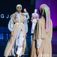 Buttonscarves berkolaborasi dengan Benang Jarum mempersembahkan koleksi The Wonderland pada gelatan JMFW 2023 yang terinspirasi dari film Disney yang berjudul Aice in The Wonderland. Koleksi ini menggunakan kombinasi bold dan memakai bahan satin, katun dan kain tile.  Foto: Andhika Prasetia/ Detikcom