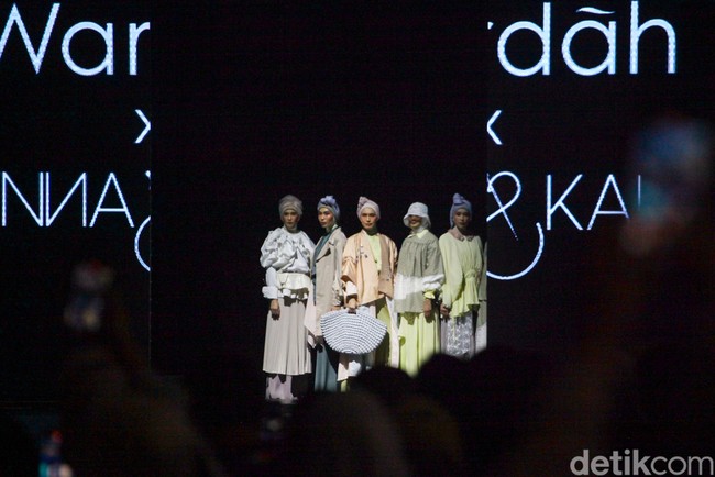 Ajang JMFW didukung oleh Kementerian Pendidikan, Kebudayaan, Riset dan Teknologi, Kementerian Pariwisata dan Ekonomi Kreatif, Asosiasi Pertekstilan Indonesia (API), Persatuan Perusahaan Kosmetika Indonesia (Perkosmi), Perhimpunan Perusahaan dan Asosiasi Kosmetika Indonesia (PPA Kosmetika), serta Islamic Fashion Institute (IFI). Foto: Andhika Prasetia/ Detikcom