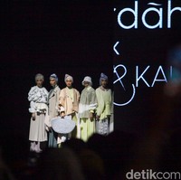 Ajang JMFW didukung oleh Kementerian Pendidikan, Kebudayaan, Riset dan Teknologi, Kementerian Pariwisata dan Ekonomi Kreatif, Asosiasi Pertekstilan Indonesia (API), Persatuan Perusahaan Kosmetika Indonesia (Perkosmi), Perhimpunan Perusahaan dan Asosiasi Kosmetika Indonesia (PPA Kosmetika), serta Islamic Fashion Institute (IFI). Foto: Andhika Prasetia/ Detikcom