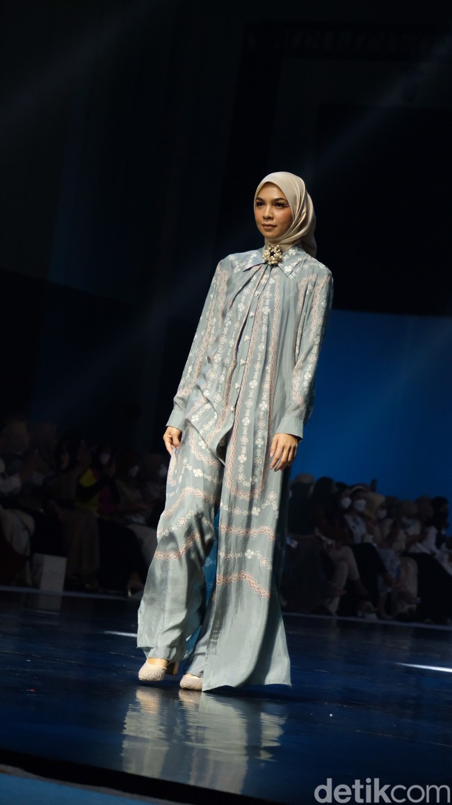 Fashion show koleksi Khanaan di Jakarta Muslim Fashion Week 2023. Khanaan menghadirkan busana muslim dengan cutting yang timeless sehingga bisa tetap dipakai lima tahun ke depan. Foto: Andhika Prasetia/ Detikcom