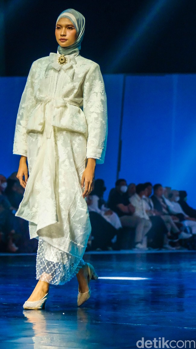 Fashion show koleksi Khanaan di Jakarta Muslim Fashion Week 2023. Khanaan menghadirkan busana muslim dengan cutting yang timeless sehingga bisa tetap dipakai lima tahun ke depan. Foto: Andhika Prasetia/ Detikcom