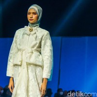 Fashion show koleksi Khanaan di Jakarta Muslim Fashion Week 2023. Khanaan menghadirkan busana muslim dengan cutting yang timeless sehingga bisa tetap dipakai lima tahun ke depan. Foto: Andhika Prasetia/ Detikcom