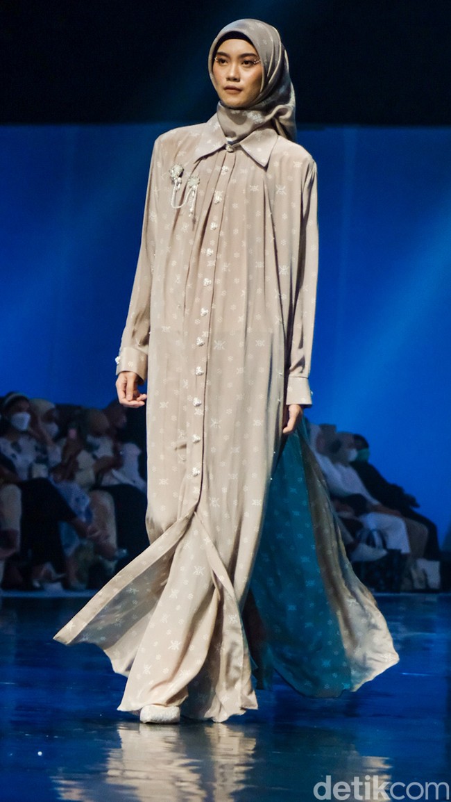 Fashion show koleksi Khanaan di Jakarta Muslim Fashion Week 2023. Khanaan menghadirkan busana muslim dengan cutting yang timeless sehingga bisa tetap dipakai lima tahun ke depan. Foto: Andhika Prasetia/ Detikcom