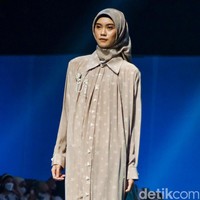 Fashion show koleksi Khanaan di Jakarta Muslim Fashion Week 2023. Khanaan menghadirkan busana muslim dengan cutting yang timeless sehingga bisa tetap dipakai lima tahun ke depan. Foto: Andhika Prasetia/ Detikcom
