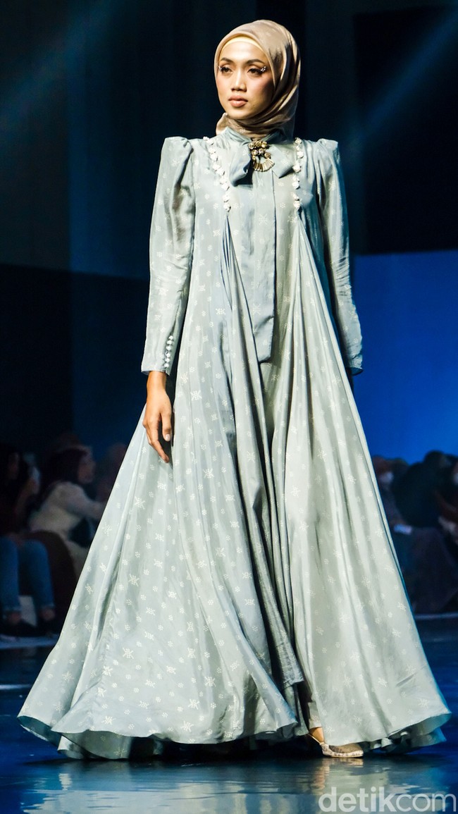 Fashion show koleksi Khanaan di Jakarta Muslim Fashion Week 2023. Khanaan menghadirkan busana muslim dengan cutting yang timeless sehingga bisa tetap dipakai lima tahun ke depan. Foto: Andhika Prasetia/ Detikcom