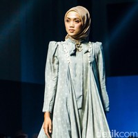 Fashion show koleksi Khanaan di Jakarta Muslim Fashion Week 2023. Khanaan menghadirkan busana muslim dengan cutting yang timeless sehingga bisa tetap dipakai lima tahun ke depan. Foto: Andhika Prasetia/ Detikcom