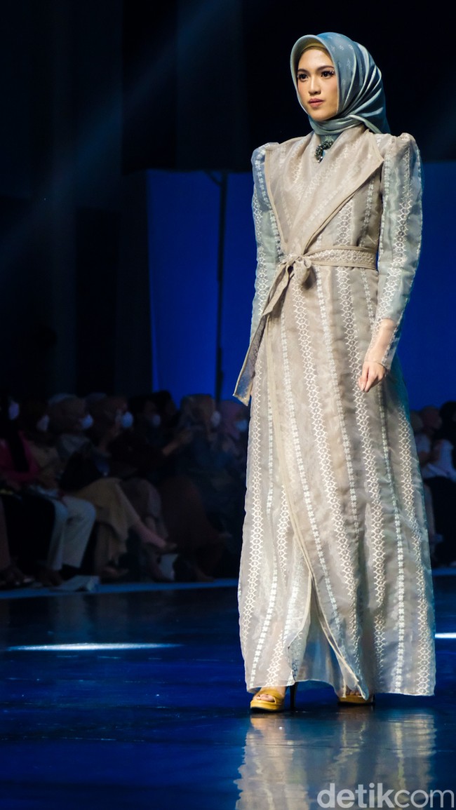 Fashion show koleksi Khanaan di Jakarta Muslim Fashion Week 2023. Khanaan menghadirkan busana muslim dengan cutting yang timeless sehingga bisa tetap dipakai lima tahun ke depan. Foto: Andhika Prasetia/ Detikcom