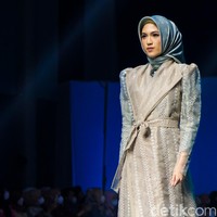Fashion show koleksi Khanaan di Jakarta Muslim Fashion Week 2023. Khanaan menghadirkan busana muslim dengan cutting yang timeless sehingga bisa tetap dipakai lima tahun ke depan. Foto: Andhika Prasetia/ Detikcom
