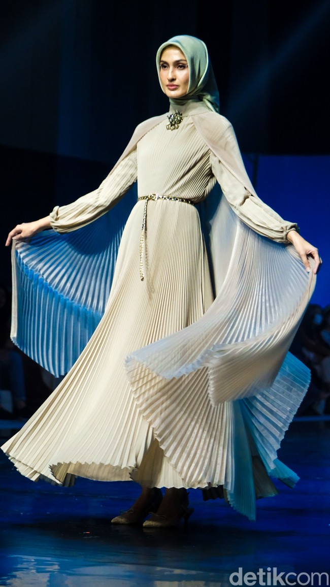 Kementerian Perdagangan bekerja sama dengan KADIN Indonesia dan Indonesian Fashion Chamber (IFC) menginisiasi penyelenggaraan Jakarta Muslim Fashion Week (JMFW) sejak 2021. Kegiatan JMFW tahun ini terdiri atas pagelaran busana (fashion show), pameran dagang (trade show), penjajakan kesepakatan dagang (business matching), dan gelar wicara (talkshow) yang akan menghadirkan 144 desainer/brand dengan sekitar 1000 koleksi. Foto: Andhika Prasetia/ Detikcom