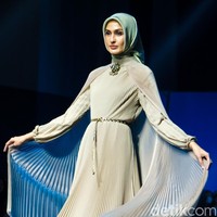 Kementerian Perdagangan bekerja sama dengan KADIN Indonesia dan Indonesian Fashion Chamber (IFC) menginisiasi penyelenggaraan Jakarta Muslim Fashion Week (JMFW) sejak 2021. Kegiatan JMFW tahun ini terdiri atas pagelaran busana (fashion show), pameran dagang (trade show), penjajakan kesepakatan dagang (business matching), dan gelar wicara (talkshow) yang akan menghadirkan 144 desainer/brand dengan sekitar 1000 koleksi. Foto: Andhika Prasetia/ Detikcom