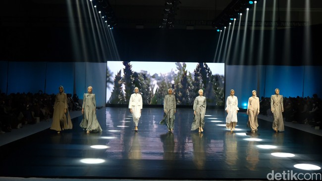 Fashion show koleksi Khanaan di Jakarta Muslim Fashion Week 2023. Khanaan menghadirkan busana muslim dengan cutting yang timeless sehingga bisa tetap dipakai lima tahun ke depan. Foto: Andhika Prasetia/ Detikcom