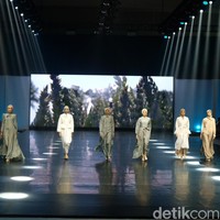 Fashion show koleksi Khanaan di Jakarta Muslim Fashion Week 2023. Khanaan menghadirkan busana muslim dengan cutting yang timeless sehingga bisa tetap dipakai lima tahun ke depan. Foto: Andhika Prasetia/ Detikcom