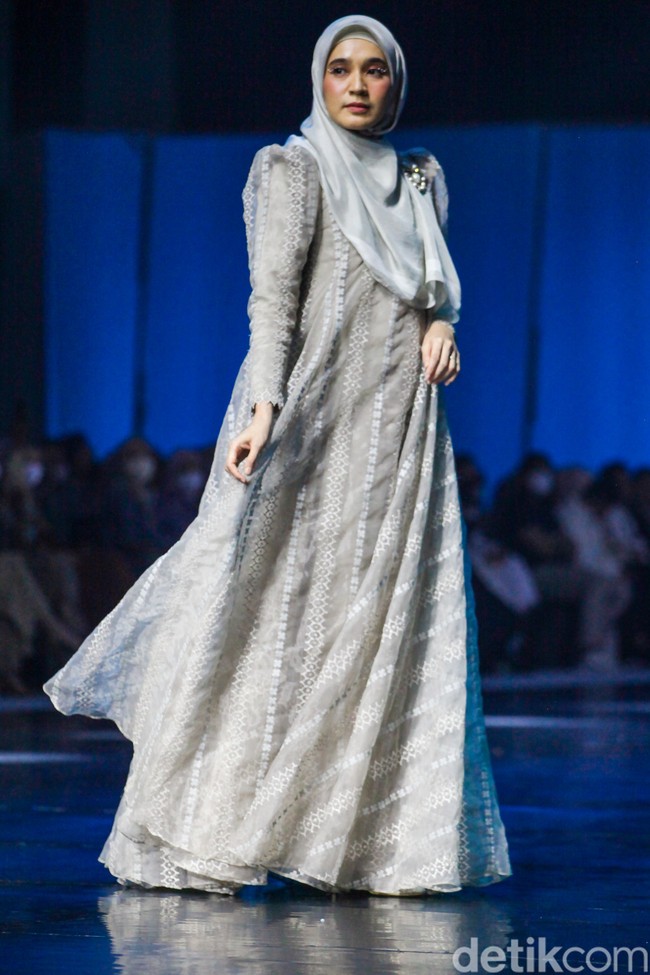 Fashion show koleksi Khanaan di Jakarta Muslim Fashion Week 2023. Khanaan menghadirkan busana muslim dengan cutting yang timeless sehingga bisa tetap dipakai lima tahun ke depan. Foto: Andhika Prasetia/ Detikcom